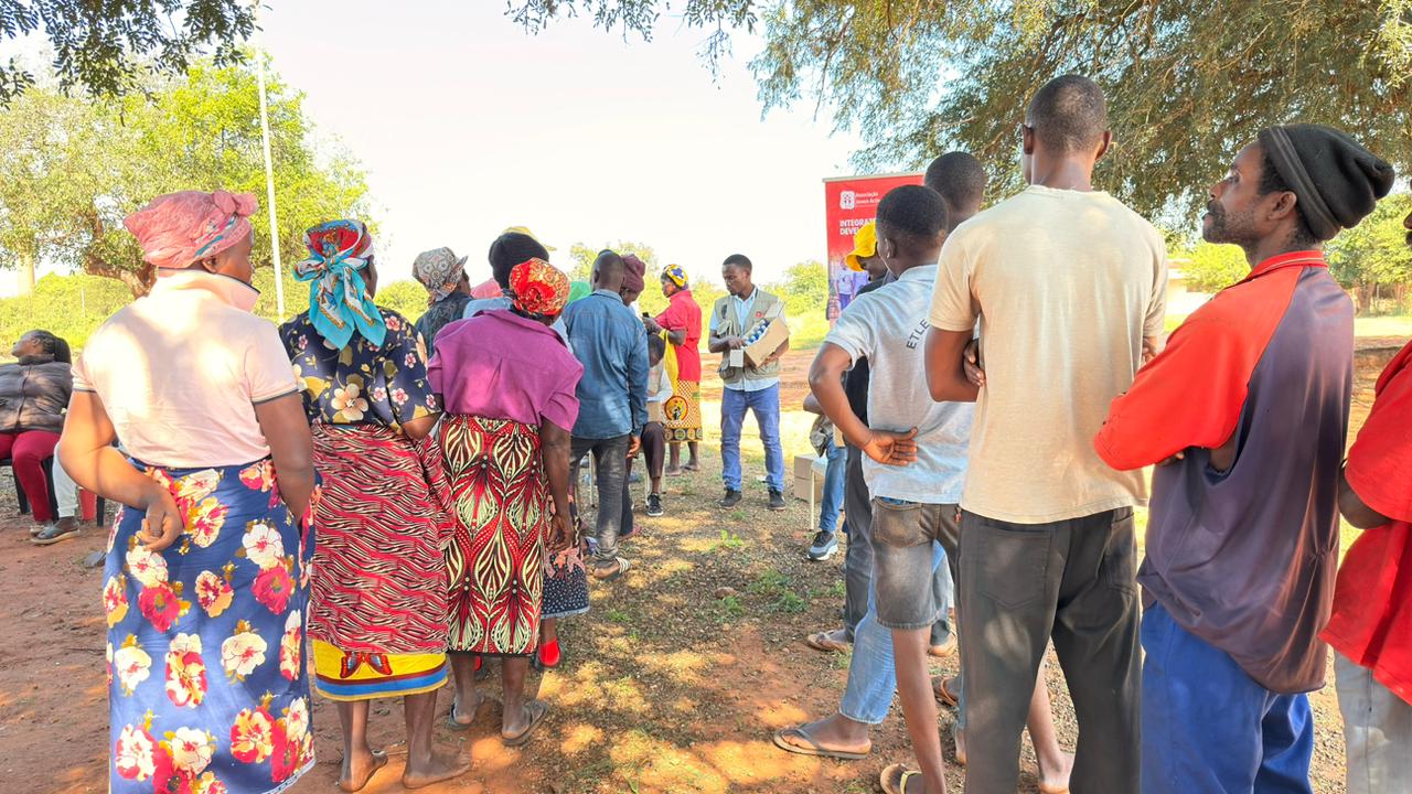 Community gathering during the PRRE response in Chanculo