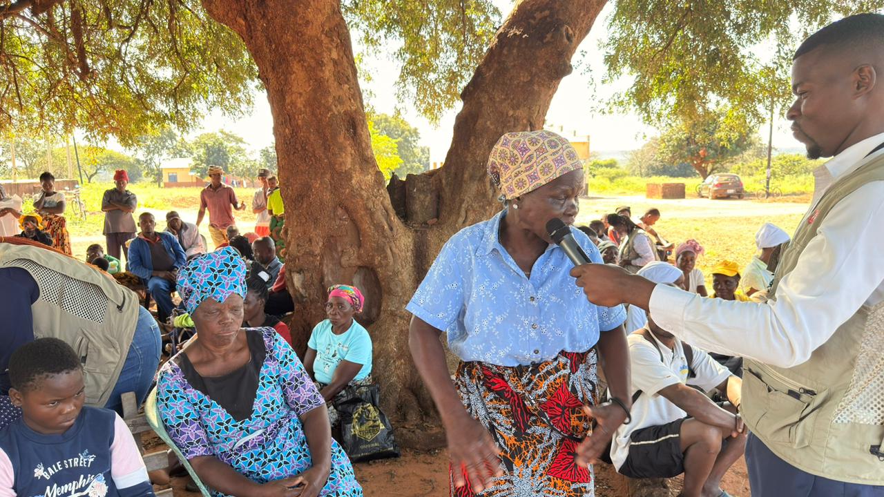Community member sharing her testimony in Chanculo