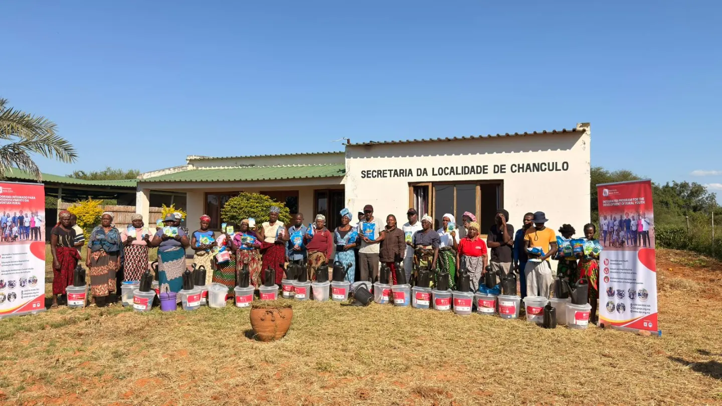 Families in Chanculo receiving agricultural kits